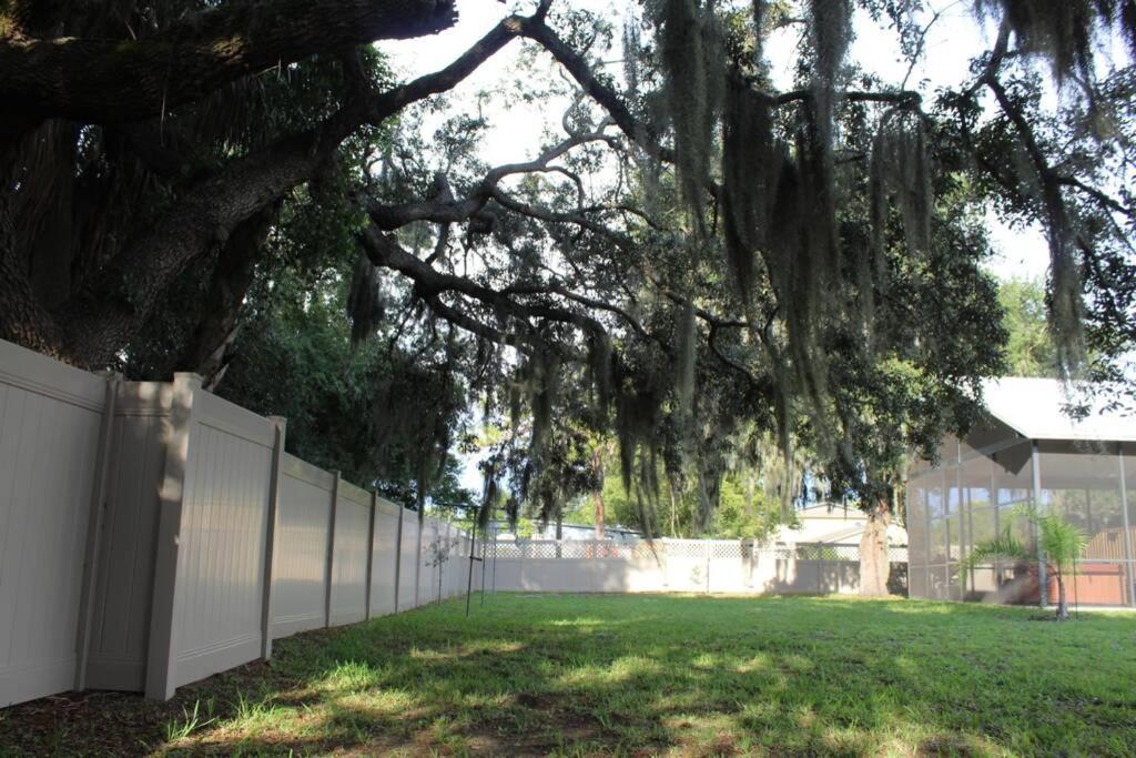 Beautiful Retreat, Hot Tub & Outdoor Living Space. Eustis Exterior foto